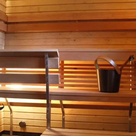 アパート Kuuksenkaari